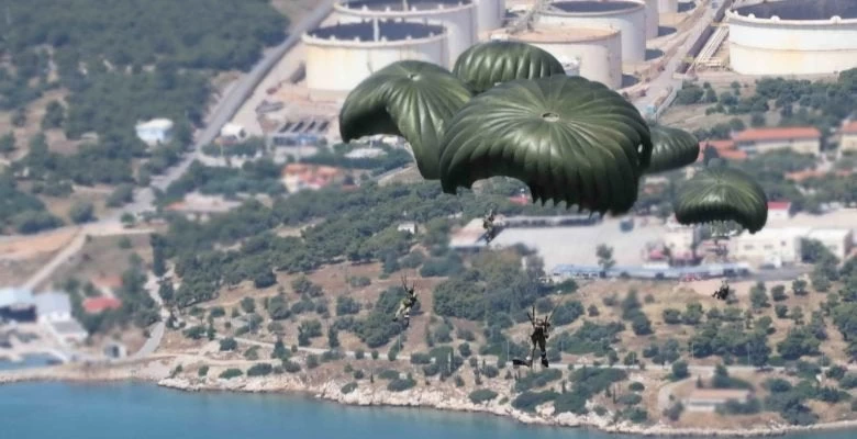 O Θάνατος έρχεται από ψηλά! Έτοιμοι οι νέοι αλεξιπτωτιστές του Στρατού μας (εικόνες)